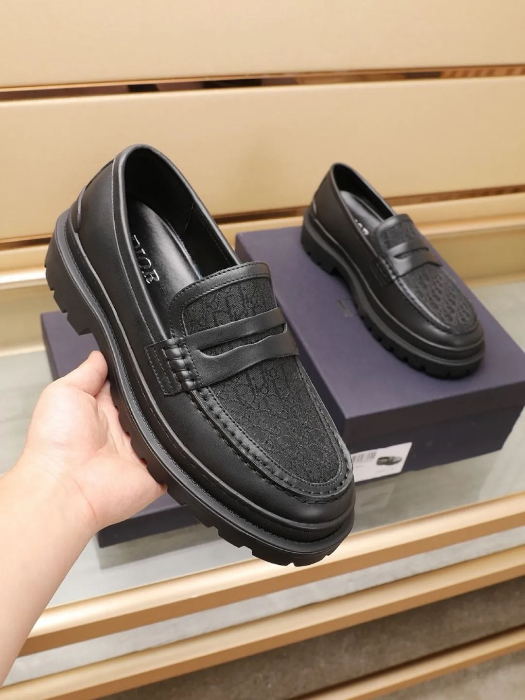 Factory P460💰[Dior] men's classic Loaf leather shoes🇺🇸 are on sale at the same time, original Italian brand · brand totem cloth sewn with brand cloth label · paired with calfskin · (high-end, extravagant and classy) exquisite workmanship (original lining) sole: original factory special rubber concave and convex outsole ⚠️ outsole. Comfortable, wear-resistant, non-slip, real shot 🎬 Can be worn with casual clothes or suits. Size: 38-44 (46.46 customized)